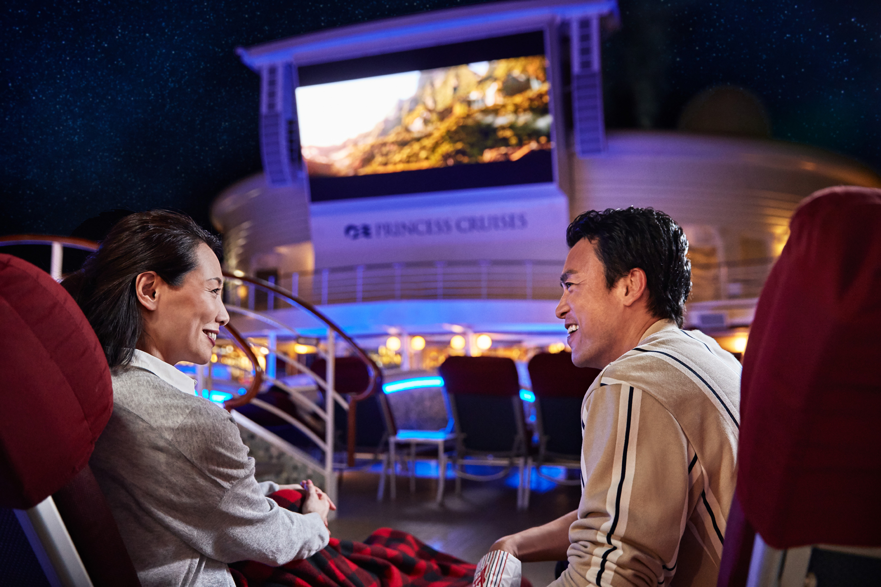 Couple regardant des films sous les étoiles MUTS sur le bateau de croisière Princess (source : Princess Cruises)